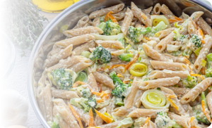 Fideos con salsa de verduras y sangrecitas